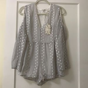 Honey Belle Size M Frey/White long sleeve romper